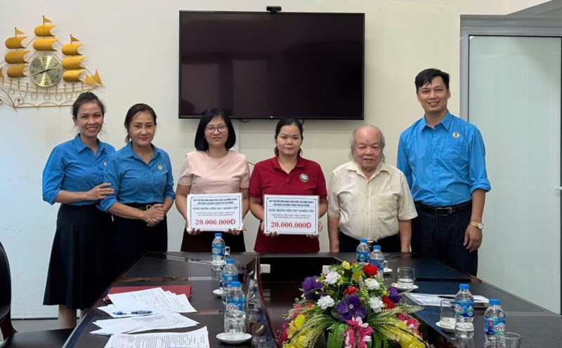 The Hai Phong City Labor Federation's Poor Workers' Capital Support Fund disburses emergency loans to union members and workers. Photo: Capital Support Fund