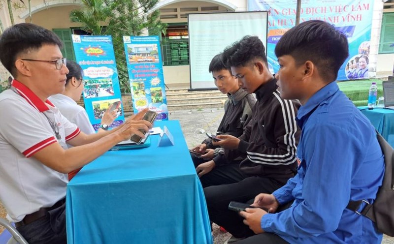 Consulting on working abroad under contract at job fairs in Khanh Hoa. Photo: Thu Hien