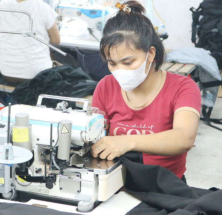 Currently, Ms. Tuoi - a worker in Thai Binh - has to stay overtime every day until 7:30 p.m. to keep up with production progress. Photo: Manh Cuong