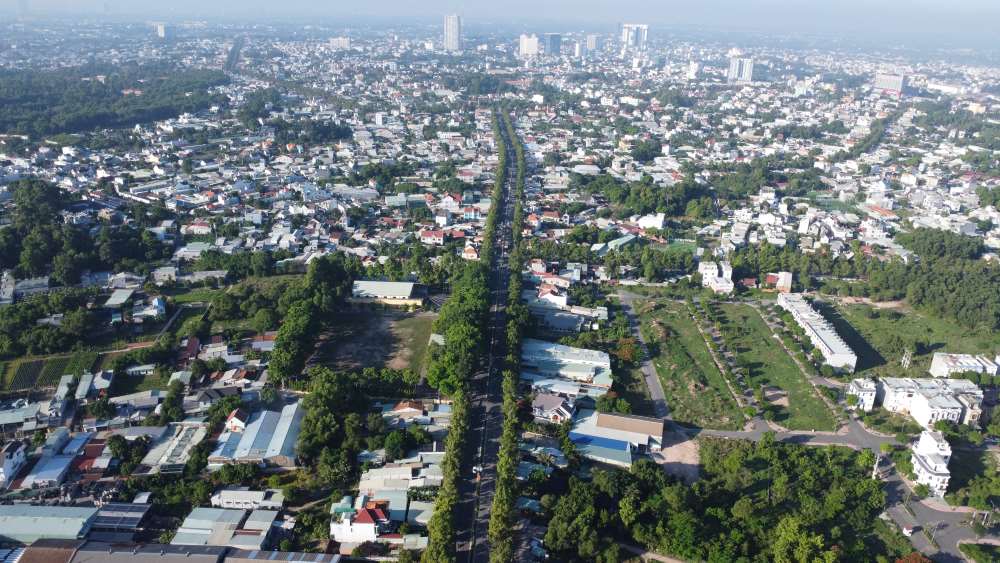 Tu tren cao nhin xuong thanh pho Thu Dau Mot rop bong xanh. Anh: Duong Binh