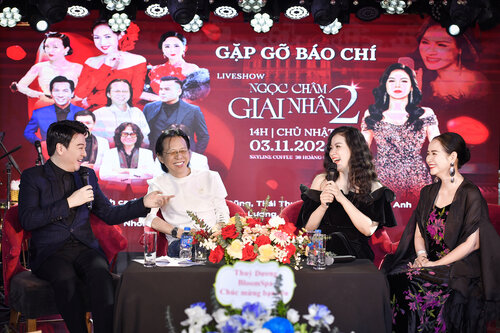 Singer Ngoc Cham and musician Nguyen Quang shared about the live show at a press conference in Hanoi. Photo: Binh Quach