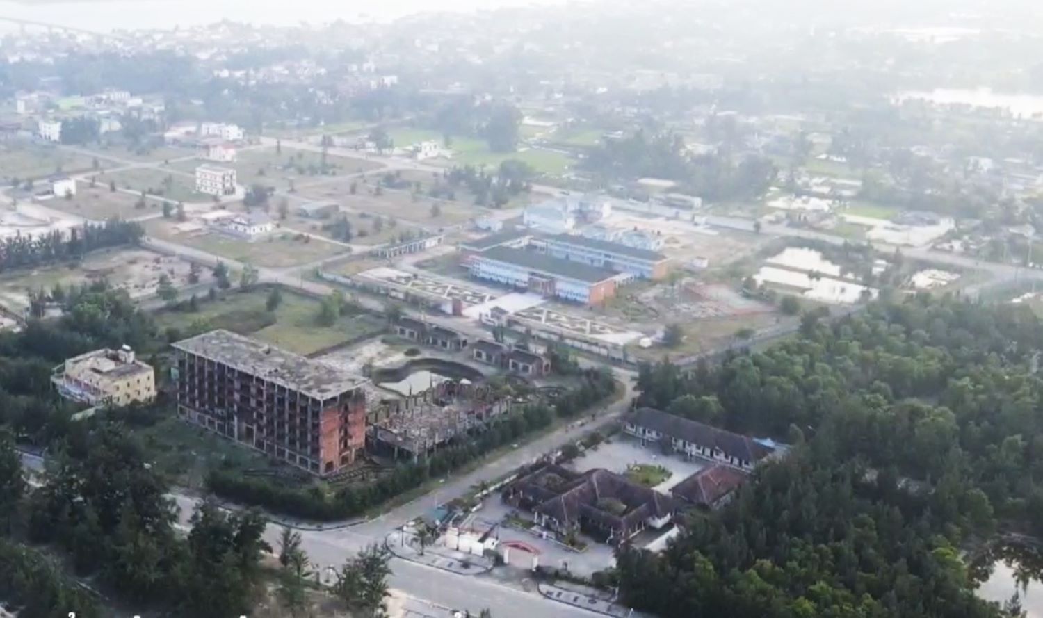 Many tourism projects in Cua Viet Tourist Service Area are behind schedule and abandoned for many years. Photo: Hung Tho