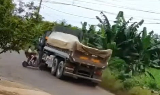 A 5th grade student in Quang Hiep commune, Cu M'gar district, was riding an electric bike and crashed straight into a truck. Photo: Provided by local residents