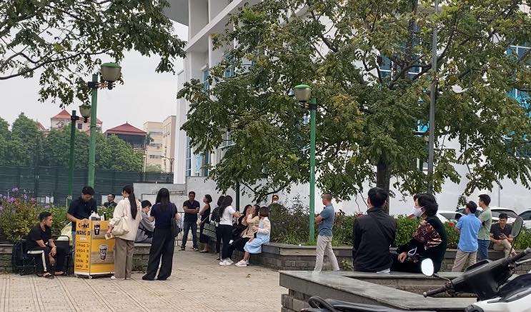 The number of people participating in the auction in Hoai Duc district today decreased compared to the previous auction on August 19. Photo: Linh Trang