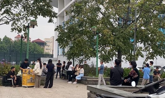 Số lượng người tham gia phiên đấu giá ở huyện Hoài Đức hôm nay giảm so với phiên đấu giá trước đó ngày 19.8. Ảnh: Linh Trang