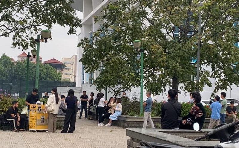 The number of people participating in the auction in Hoai Duc district today decreased compared to the previous auction on August 19. Photo: Linh Trang