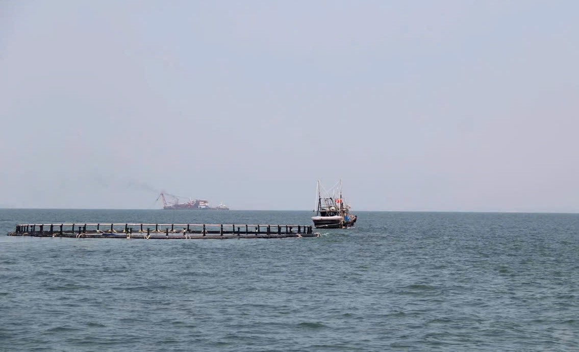 Towing an aquaculture cage that drifted to Mong Cai due to Typhoon Yagi to a location for handover to Dong Hung City. Photo: Mong Cai Information Public Service
