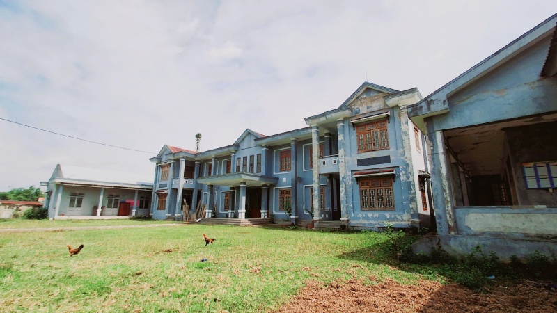 The headquarters of the People's Committee of Que Phuoc commune, Nong Son district, Quang Nam worth 4.9 billion VND, has been abandoned since February 2020. Photo: Nguyen Hoang