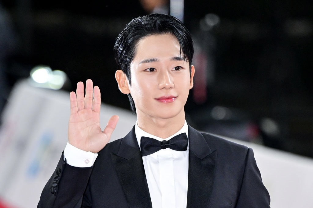 Jung Hae In on the red carpet of the 2024 Blue Dragon Awards. Photo: Naver