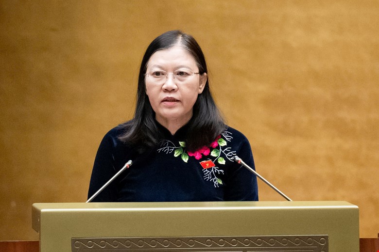 Chairwoman of the Judicial Committee Le Thi Nga presented a report explaining, accepting and revising the draft Law on Juvenile Justice. Photo: National Assembly