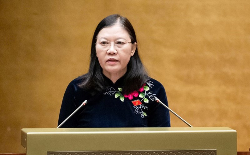 Chairwoman of the Judicial Committee Le Thi Nga presented a report explaining, accepting and revising the draft Law on Juvenile Justice. Photo: National Assembly
