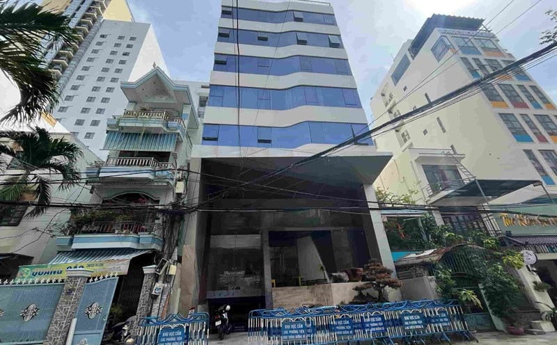 The hotel owner complained that the authorities sold scrap metal after the forced eviction. Photo: Huu Long