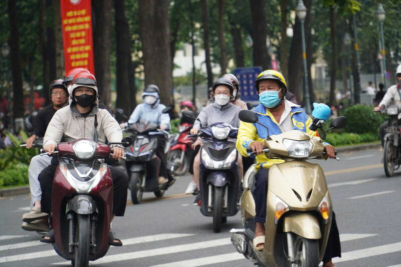 Nguoi dan di chuyen ngoai duong cam thay se lanh. Anh: Ha May