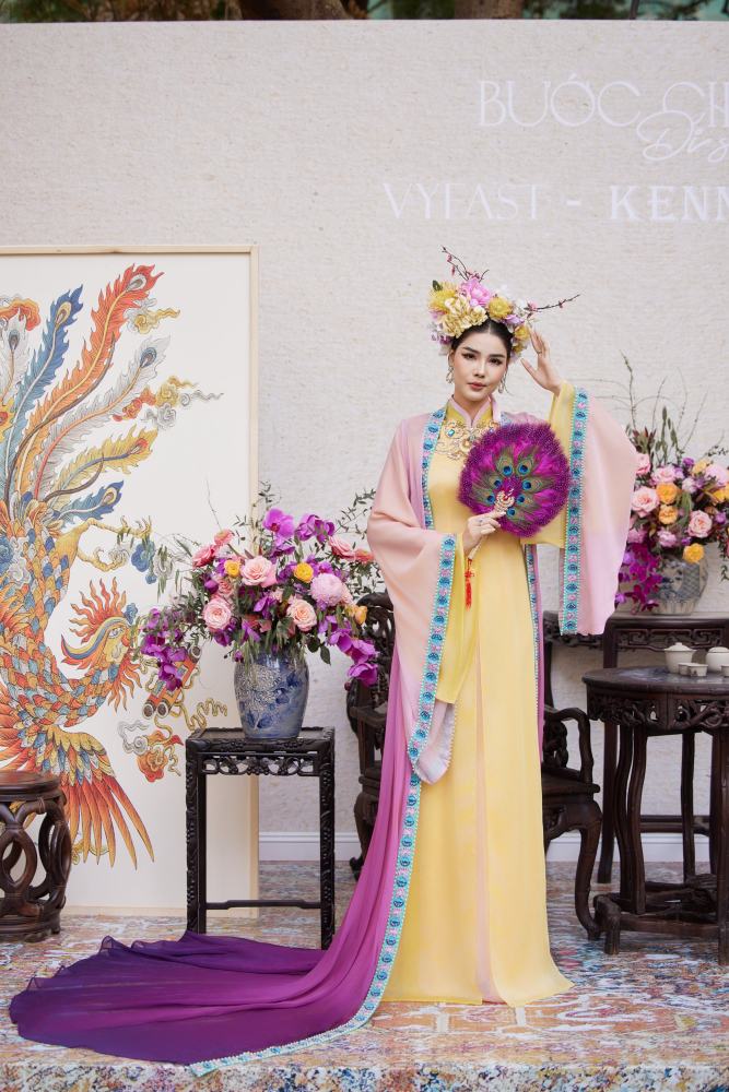 Bo ao dai ma Ky Han lua chon co hieu ung layer ve mau sac, chuyen mau uyen chuyen voi phan ao dai mau vang nhat, quan mau vang dam, ao choang tao hieu ung ombre tu tim dam den hong tim nhat. Anh: NVCC