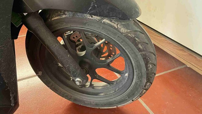 Scooter users need to avoid some common mistakes when inflating tires. Photo: Ngoc Diep