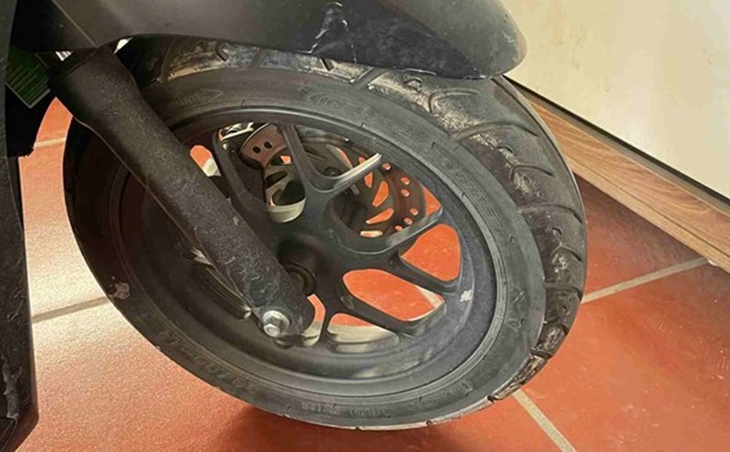 Scooter users need to avoid some common mistakes when inflating tires. Photo: Ngoc Diep