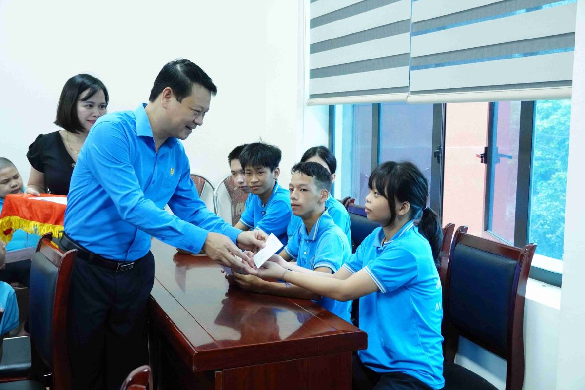 Mr. Pham Viet Dung - Chairman of Thai Nguyen Provincial Labor Federation presents gifts to union members in difficult circumstances. Photo: Thai Nguyen Labor Union