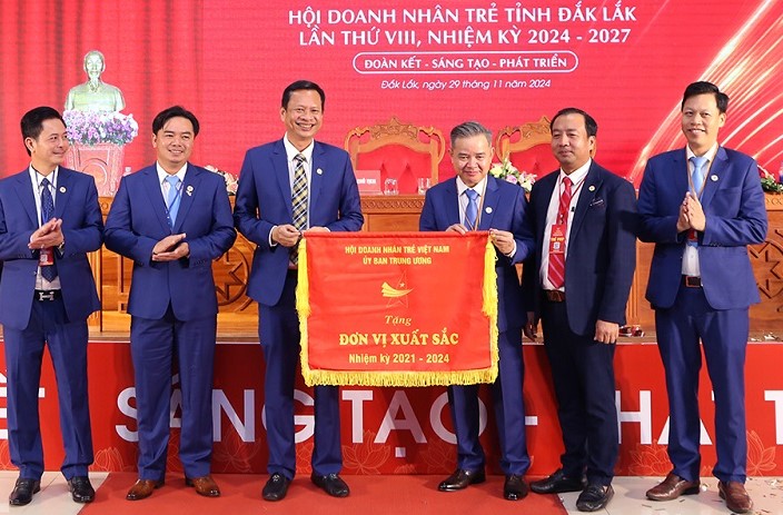 Trung uong Hoi Doanh nhan tre Viet Nam da trao Co thi dua Don vi xuat sac nhiem ky 2021 – 2024 tang Hoi Doanh nhan tre tinh Dak Lak. Anh: Bao Trung  