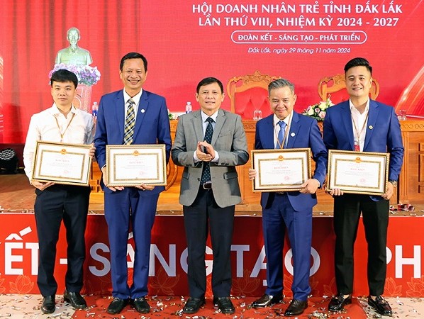 The Provincial People's Committee awarded Certificates of Merit to collectives and individuals with outstanding achievements in production and business and developing the Provincial Young Entrepreneurs Association movement. Photo: Tuan Hai