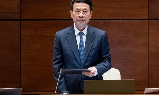 Bộ trưởng Bộ Thông tin và Truyền thông Nguyễn Mạnh Hùng tiếp thu, giải trình dự án Luật Công nghiệp công nghệ số. Ảnh: Phạm Thắng