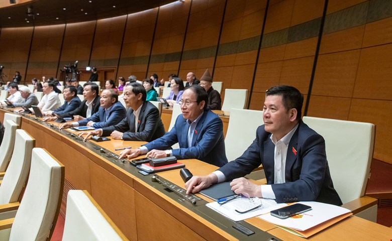 National Assembly deputies vote to pass the Resolution on urban government organization in Hai Phong City. Photo: Quochoi.vn