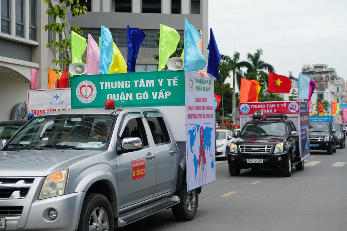 The parade aims to create a strong community awareness of HIV/AIDS prevention. Photo: Thanh Chan