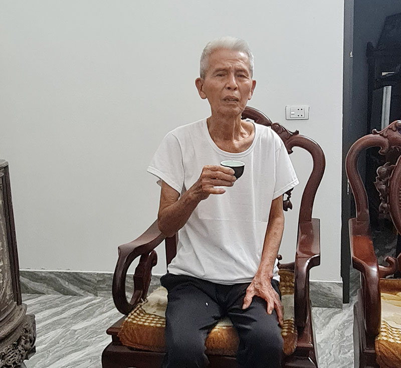 Mr. Nguyen Phi Khanh (86 years old) proposed to increase the pension early to a minimum of 3.5 million VND from the beginning of 2025. Photo: Manh Cuong.