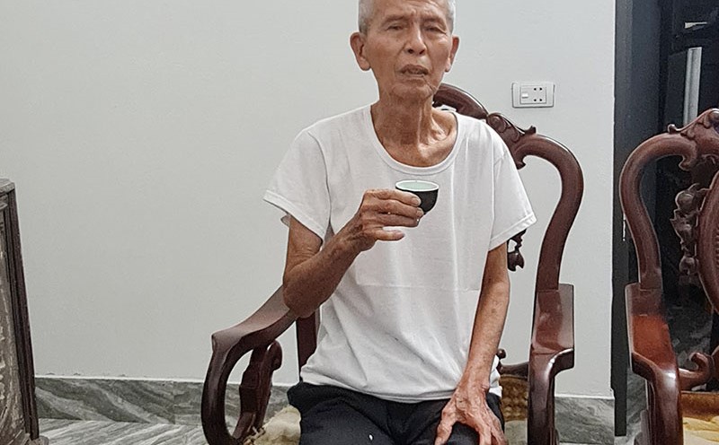 Mr. Nguyen Phi Khanh (86 years old) proposed to increase the pension early to a minimum of 3.5 million VND from the beginning of 2025. Photo: Manh Cuong.