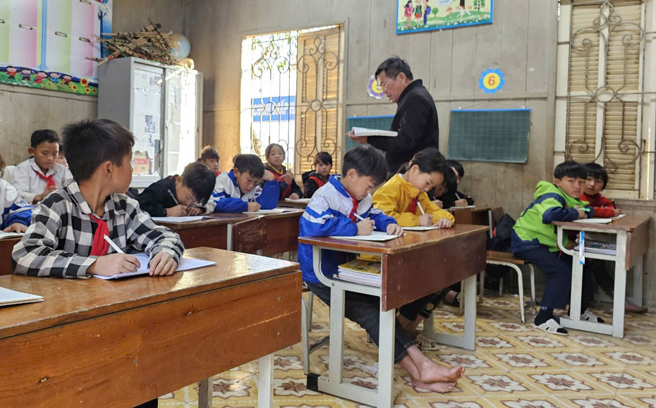 Giáo viên dạy học hưởng lương vùng có hệ số 0,7. Ảnh: An Vi