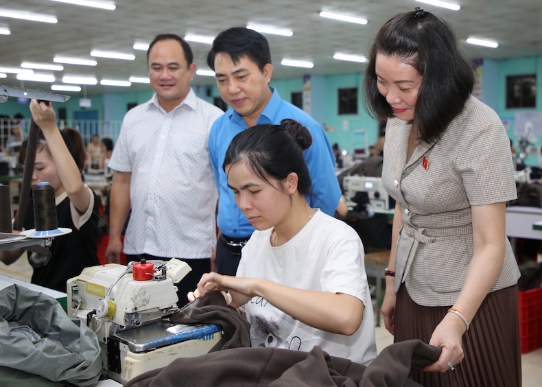 Departments visit and encourage workers. Photo: Cong Sang