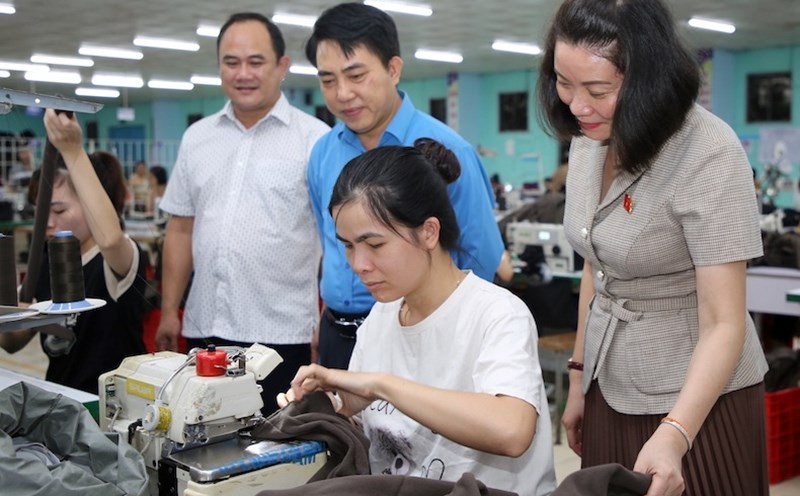 Departments visit and encourage workers. Photo: Cong Sang