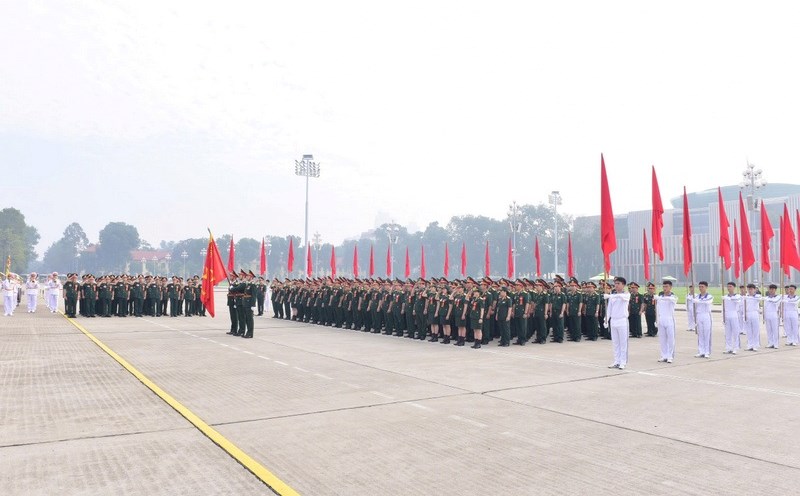 The General Staff of the Vietnam People's Army is being proposed for consideration for the Gold Star Order. In the photo: The delegation of the General Staff of the Vietnam People's Army reported its achievements to Uncle Ho in September 2024. Photo: Ngoc Ha