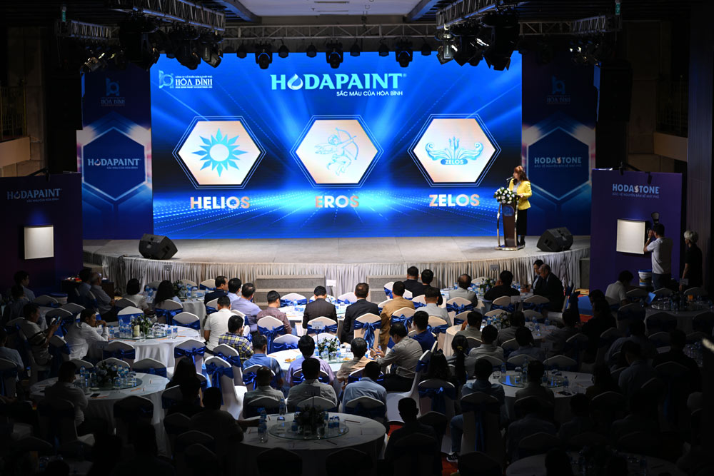 Ms. Tran To Chi, Deputy General Director of Sales and Marketing Director, shares about the Hodapaint Water-based Paint Collection. Photo: Provided by the company