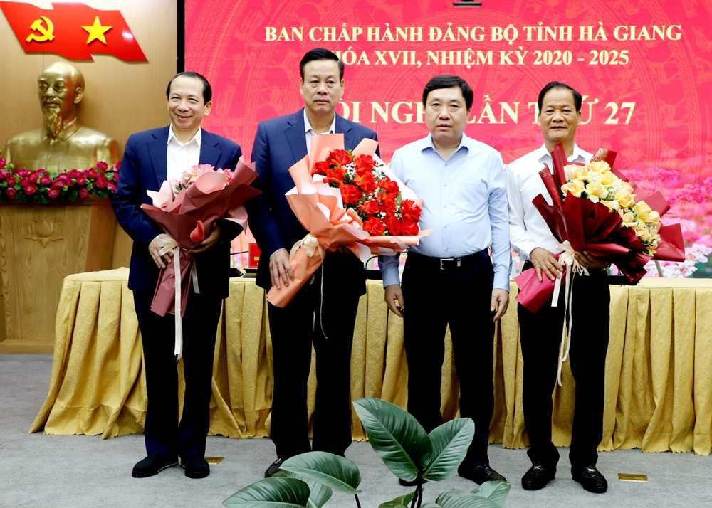 Acting Secretary of Ha Giang Provincial Party Committee Nguyen Manh Dung (second from right) presented flowers to farewell Mr. Nguyen Van Son, Mr. Tran Duc Quy and Mr. Nguyen Hong Hai. Photo: Hong Duyen