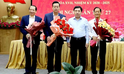 Quyền Bí thư Tỉnh ủy Hà Giang Nguyễn Mạnh Dũng (thứ 2 từ phải qua) tặng hoa chia tay các ông Nguyễn Văn Sơn, Trần Đức Quý và Nguyễn Hồng Hải. Ảnh: Hồng Duyên