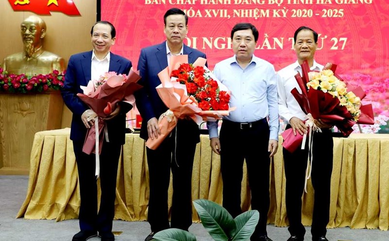 Acting Secretary of Ha Giang Provincial Party Committee Nguyen Manh Dung (second from right) presented flowers to farewell Mr. Nguyen Van Son, Mr. Tran Duc Quy and Mr. Nguyen Hong Hai. Photo: Hong Duyen