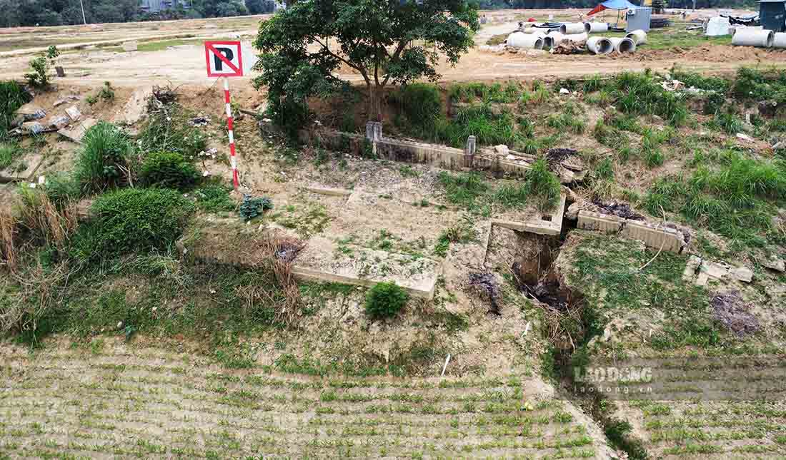 A section of the Lo River embankment through Tuyen Quang City collapsed in 2017. Photo: Viet Bac.