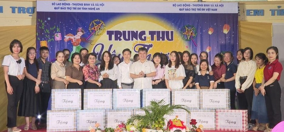 Giving gifts to Nghe An children on the occasion of Mid-Autumn Festival 2024. Photo: Hai Dang