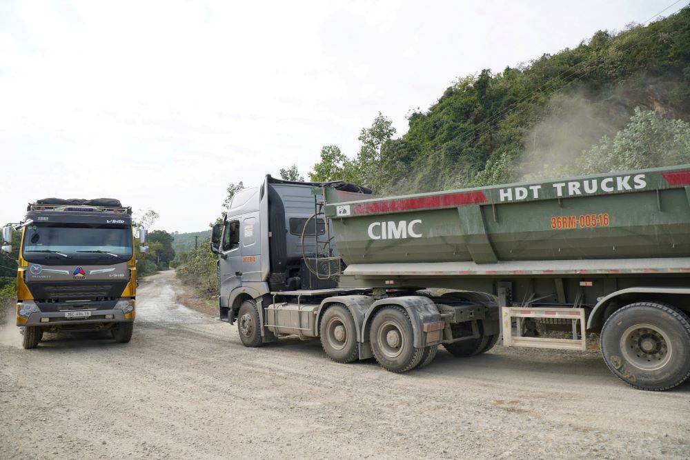 Nhieu nam nay, nguoi dan 2 xa Ha Son va Ha Dong, huyen Ha Trung (Thanh Hoa) khon kho vi tuyen duong xuong cap do doan xe tai cho dat da chay nuom nuop. Anh: Quach Du