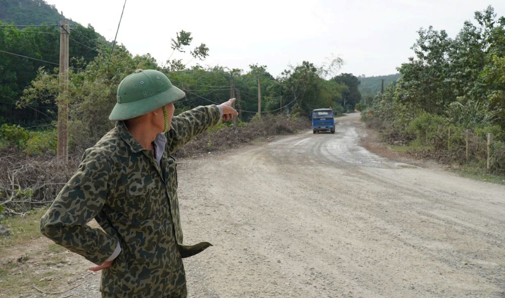 Theo nhieu nguoi dan, du cac doanh nghiep khai thac khoang san co tien hanh phun nuoc chong bui, tuy nhien chang tham vao dau. Anh: Quach Du