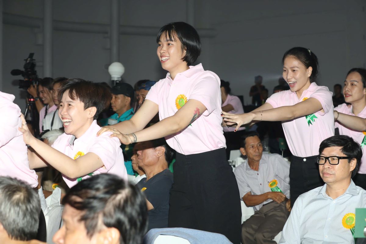 Tran Thi Thanh Thuy chia vui cung cac dong doi nhan ky niem 20 nam thanh lap doi bong chuyen VTV Binh Dien Long An. Anh: Duy Anh