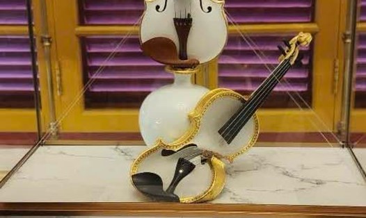 Cây đàn violin bằng sứ nghệ sĩ Xuân Huy tặng Huế