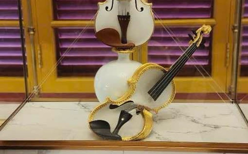 Porcelain violin gifted by artist Xuan Huy to Hue