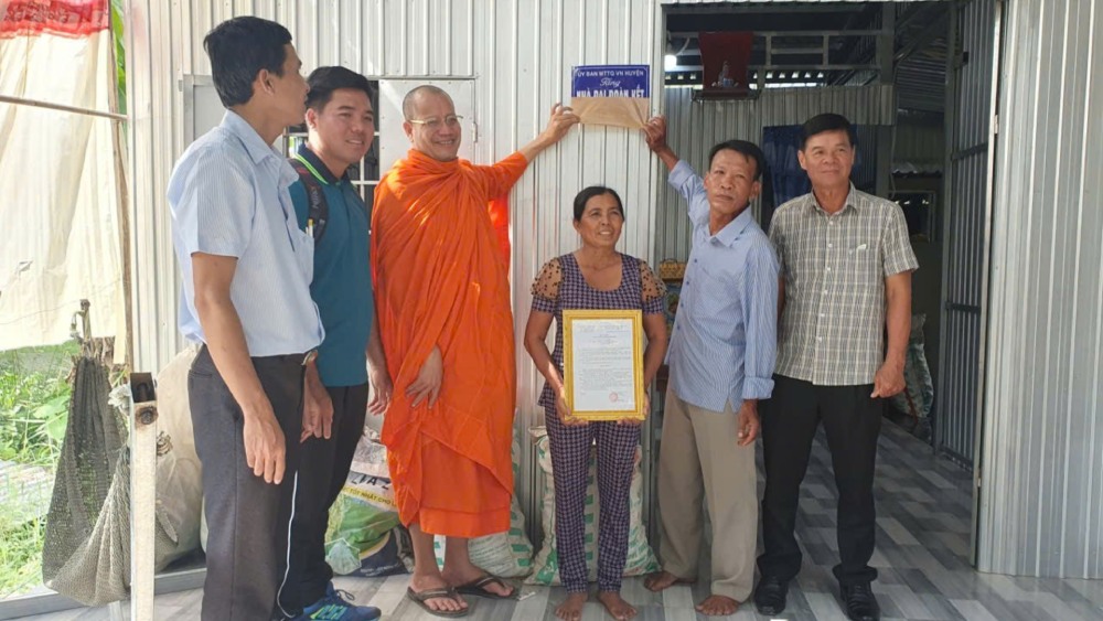 Venerable Danh Quol has campaigned to build solidarity houses for the poor. Photo: Xuan Nhi