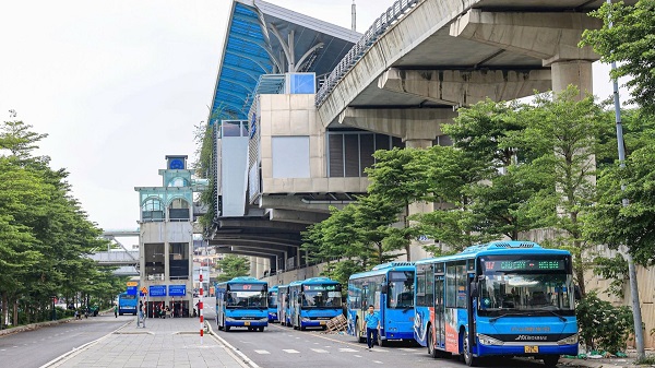 By 2035, Hanoi will have 153 electric bus routes. Photo: Ta Hai