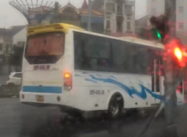 Hình ảnh xe khách vượt đèn đỏ tại cầu Đá Nguyễn Bỉnh Khiêm, thị trấn Vĩnh Bảo, huyện Vĩnh Bảo. Ảnh: Công an Hải Phòng