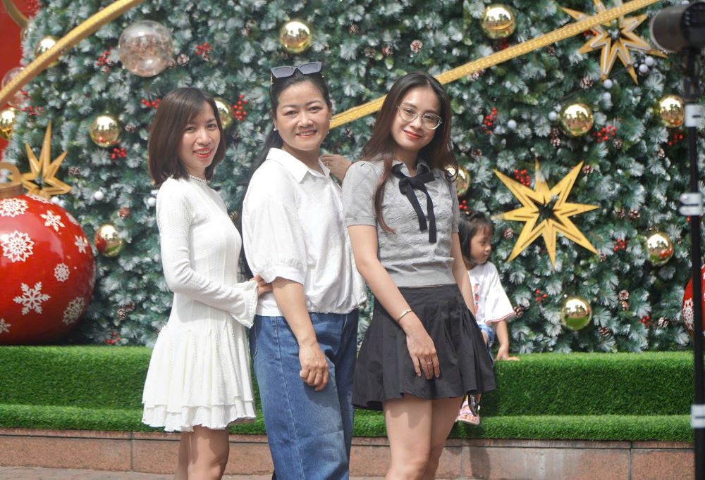 People go out to the streets to have fun and take pictures of Christmas early