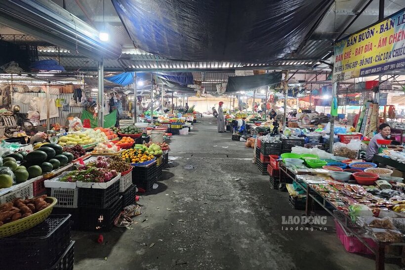 Chợ Sơn Vi có cả trăm tiểu thương đang buôn bán. Ảnh: Tô Công.