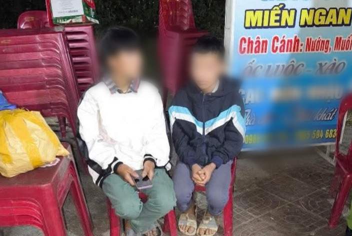 Two young men got lost in Tuyen Quang City. Photo: Tuyen Quang Police