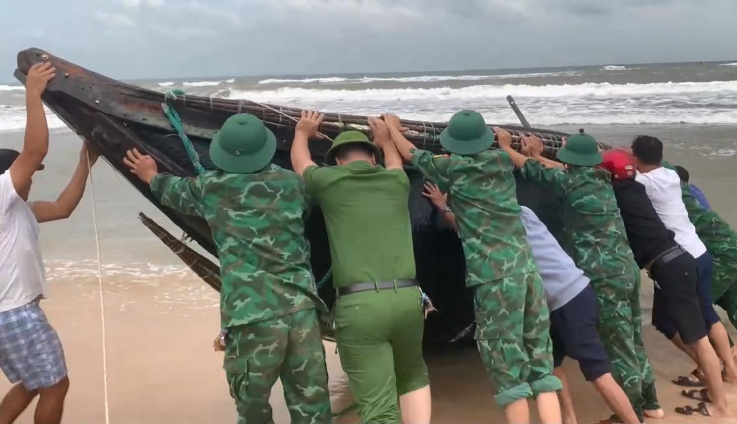 Rescue forces deployed, bringing the fishermen and the sunken boat to shore. Photo: Quang Tri Border Guard